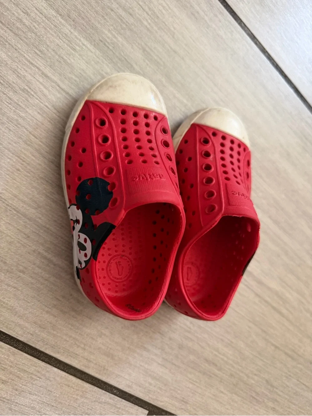 TWO Native Kids Slip-On Shoes in Red and Green
